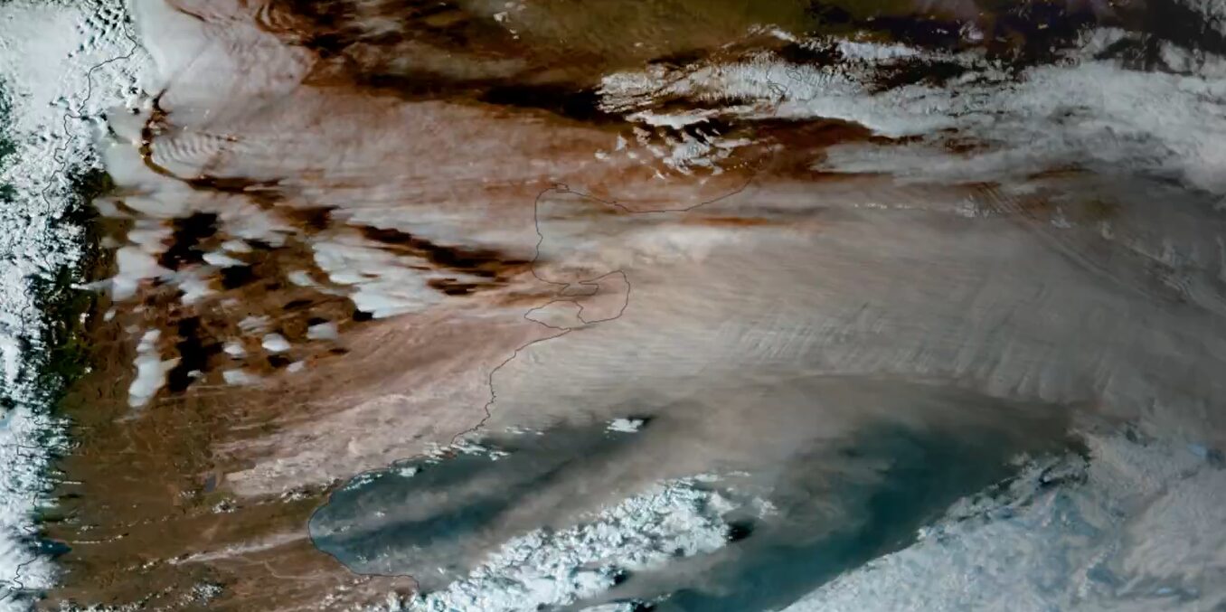 Impressionante nube di polvere dalla Patagonia, i cieli si oscurano: allerta per un fenomeno meteo insolito | VIDEO