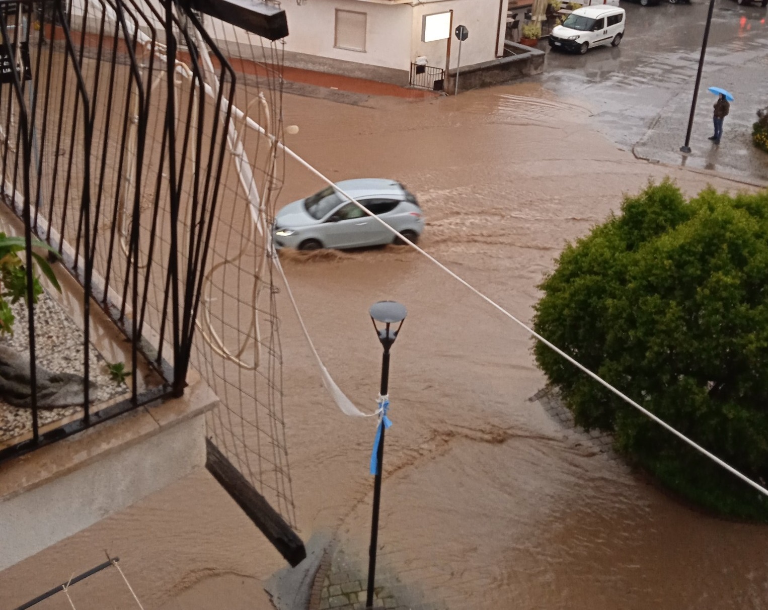 Maltempo, nubifragi nel Salernitano: strade allagate a Sapri | FOTO e VIDEO