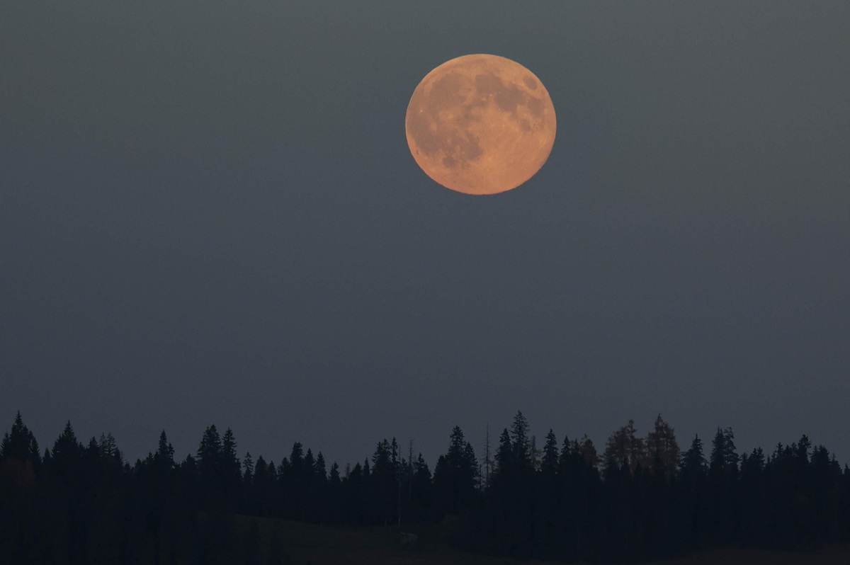 La Superluna incanta il mondo: è la più grande e luminosa dal 2019 | FOTO