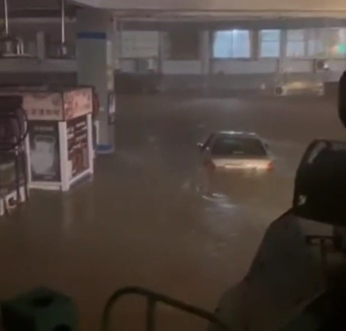 La tempesta tropicale Fung-Wong si avvicina a Taiwan: le sue piogge torrenziali provocano già inondazioni | VIDEO