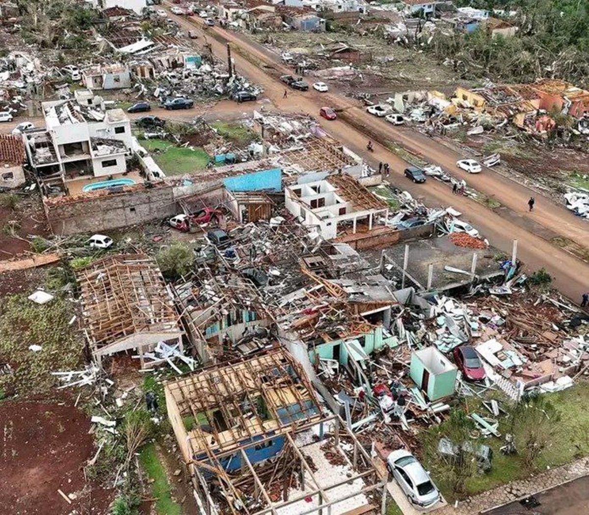 Maltempo Brasile, tornado EF3 devasta diversi Comuni del Paraná: si aggrava il bilancio di morti e feriti | FOTO e VIDEO