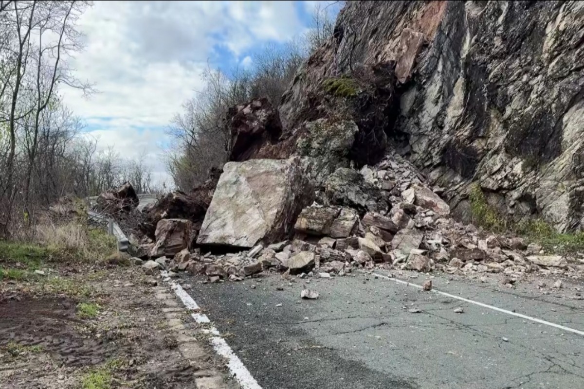 Meteo, allerta frane in Bulgaria: il passo Troyan–Karnare scompare sotto roccia e fango