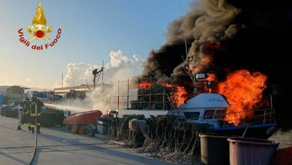 Incendio peschereccio Cagliari