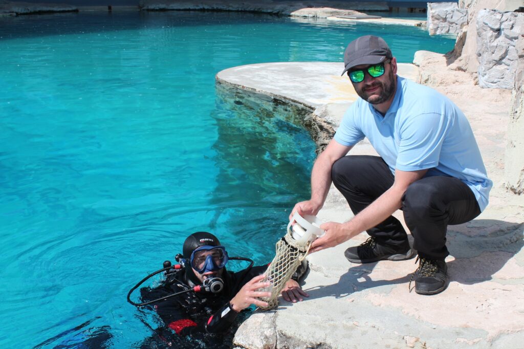 Rocco De Marco IRBIM CNR con il trainer Giacomo Bucci in acqua