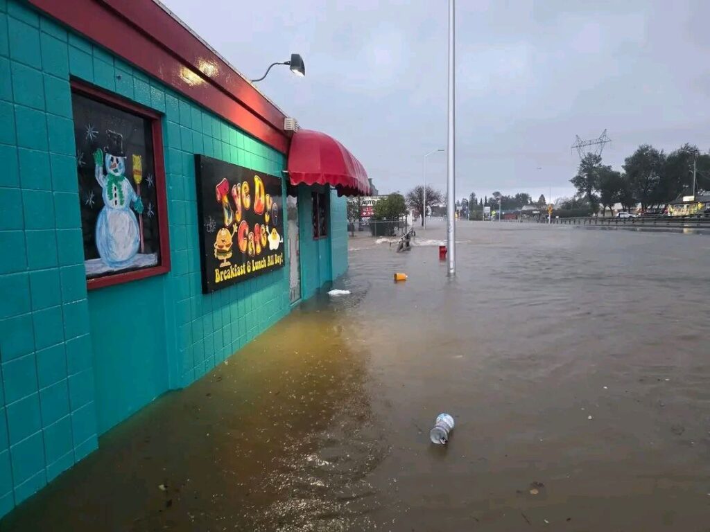 alluvione inondazioni usa california redding