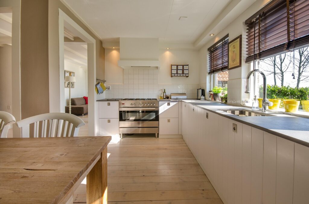 cucina lavandino fornello tavolo