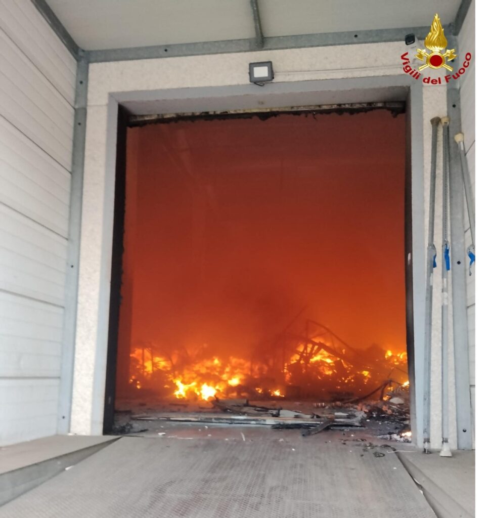 incendio centro logistico bari