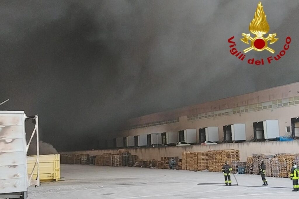 incendio centro logistico bari
