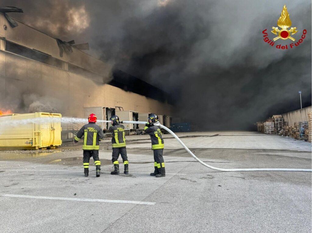 incendio centro logistico bari
