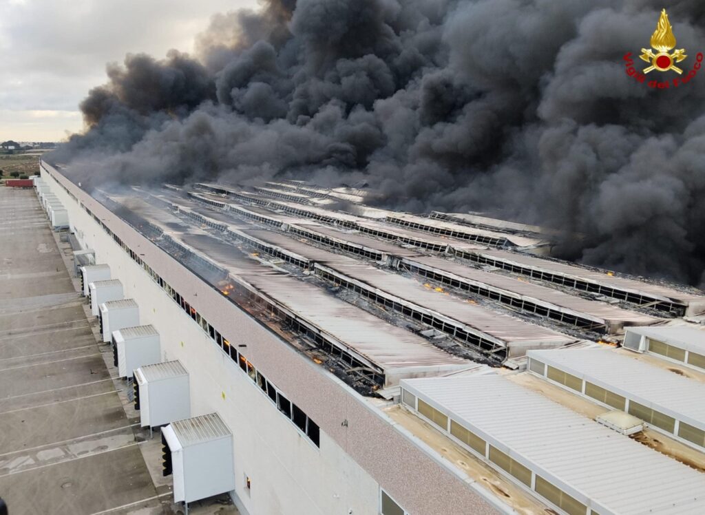 incendio centro logistico bari