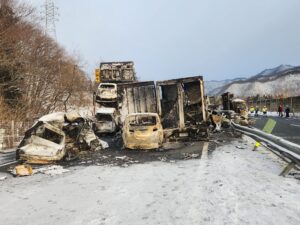 incidente neve giappone autostrada maxi tamponamento