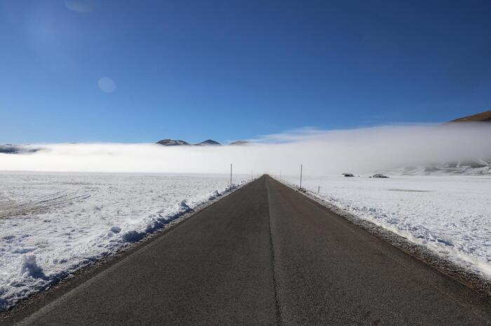 neve nebbia castelluccio di norcia