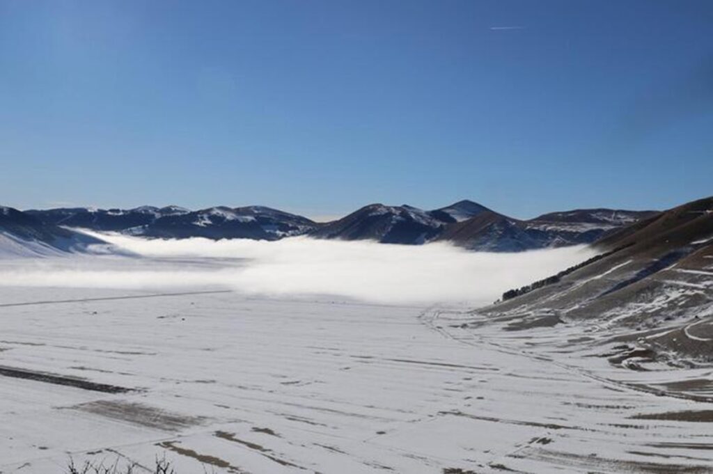 neve nebbia castelluccio di norcia