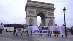 protesta greenpeace parigi