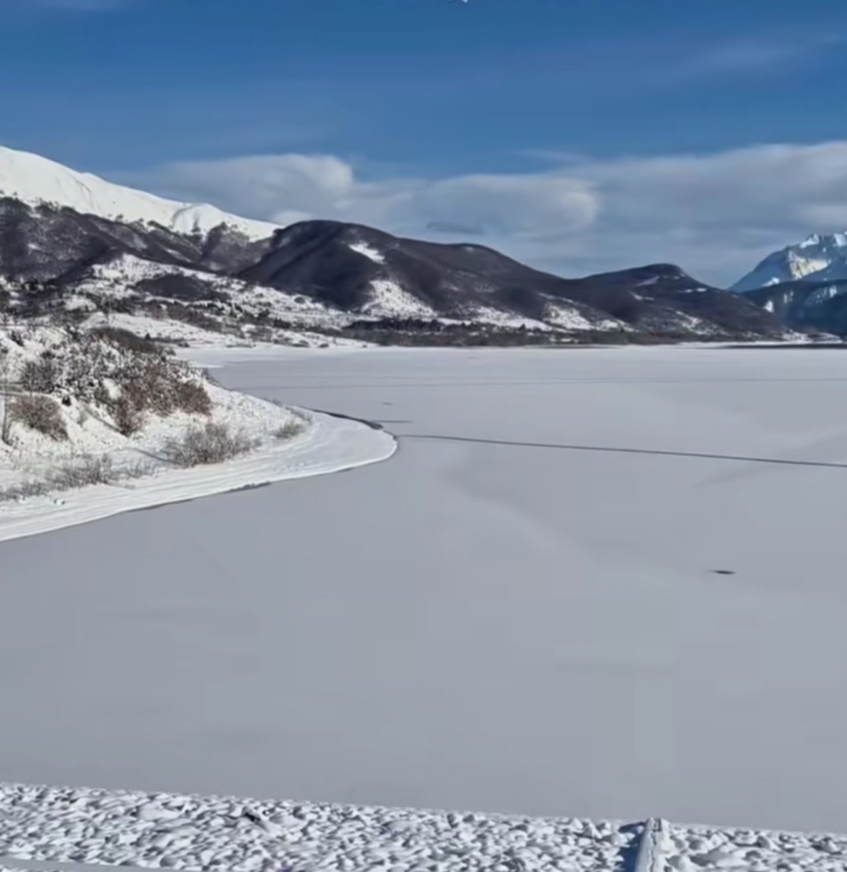 Lago di Campotosto ghiacciato