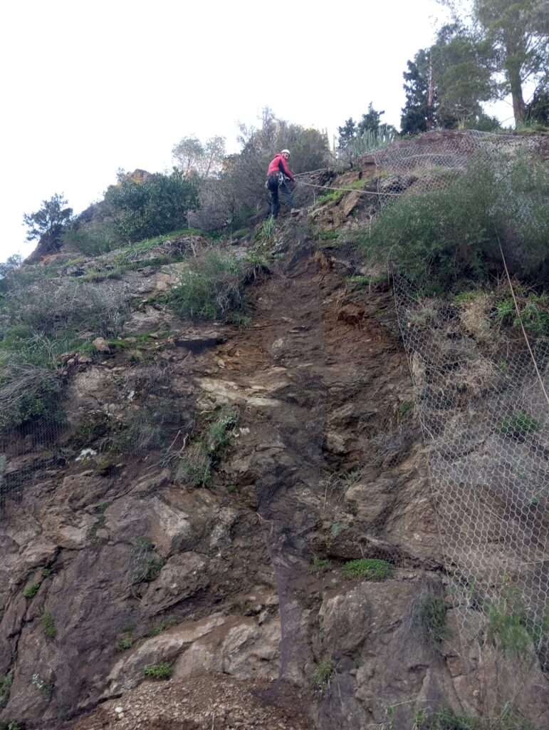 Operazioni di bonifica del costone roccioso Rocca Celi a Santo Stefano Briga