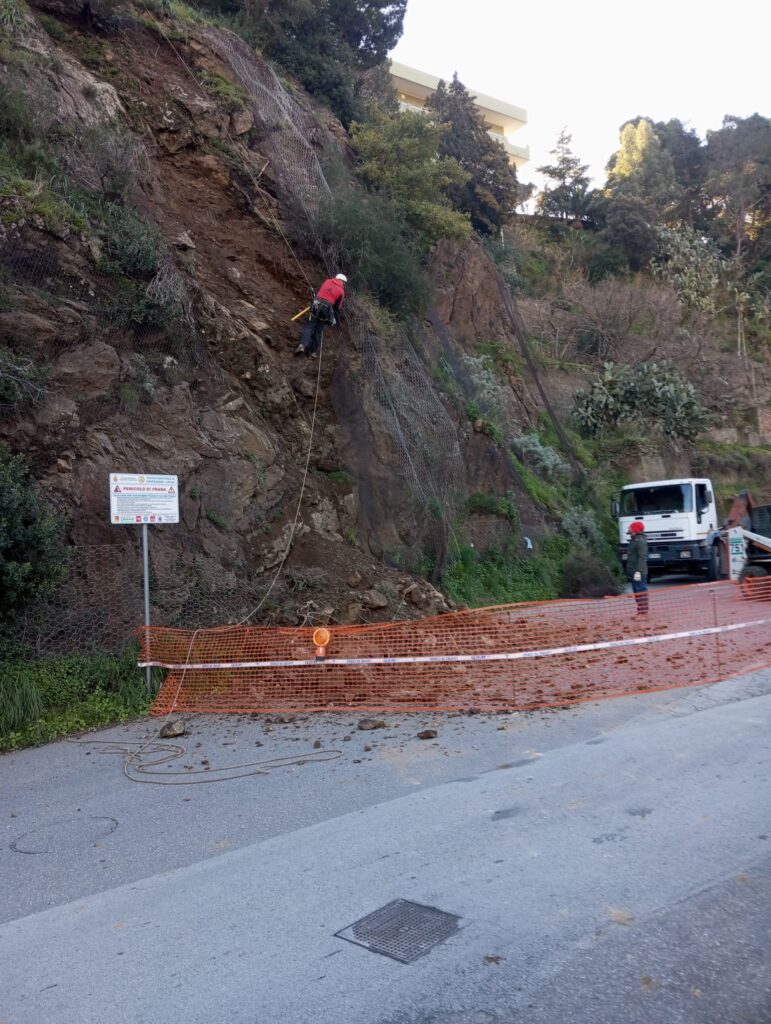 Operazioni di bonifica del costone roccioso Rocca Celi a Santo Stefano Briga