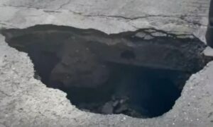 Voragine strada Napoli