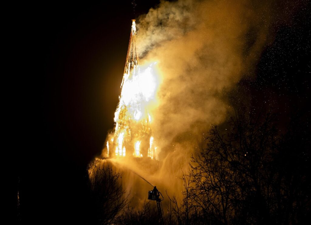 incendio chiesa amsterdam