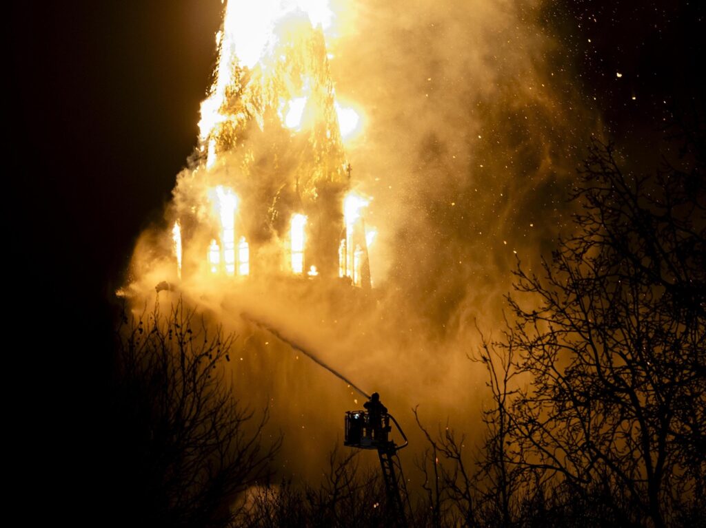 incendio chiesa amsterdam