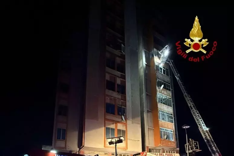 incendio grattacielo ferara