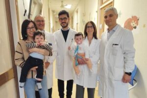 Nella foto, da sinistra: la mamma con il piccolo Gabriel, Marco Locatelli, Giorgio Conte, Monica Fumagalli con in braccio la piccola Corinne e Mauro Pluderi.