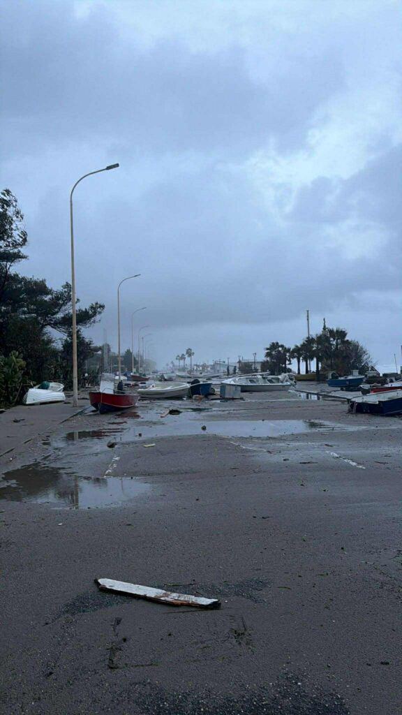 maltempo calabria lungomare locri