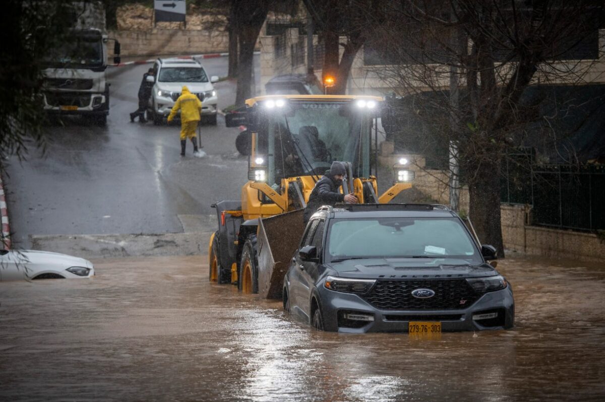 Maltempo Israele, inondazioni, forti venti e neve interrompono strade e voli: diversi feriti