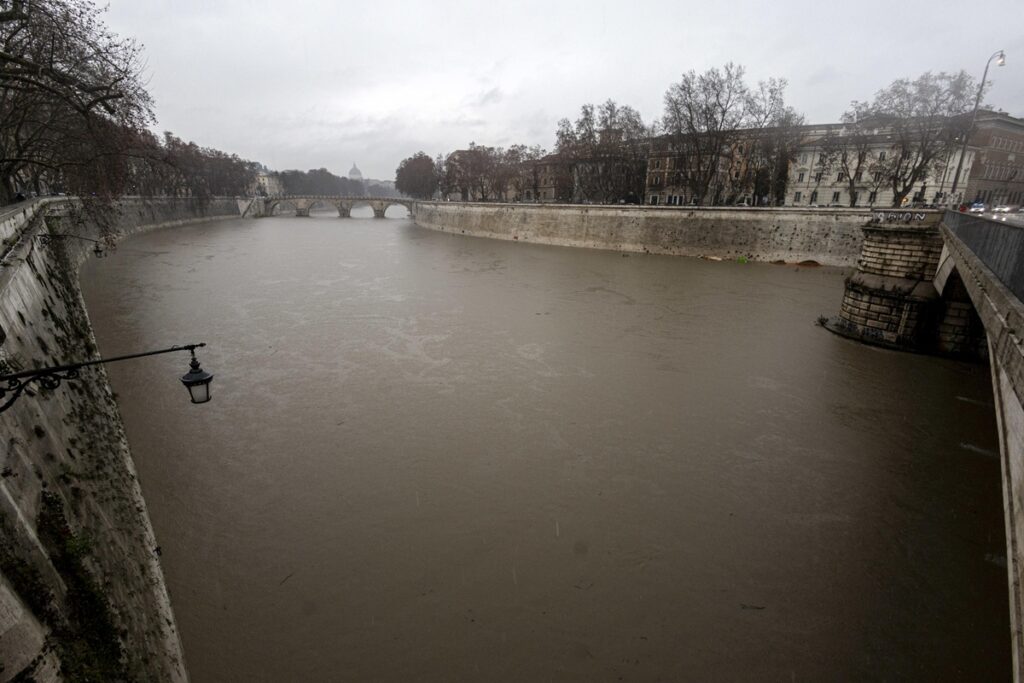 maltempo roma piena tevere