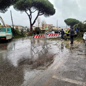 maltempo tornado frattocchie lazio