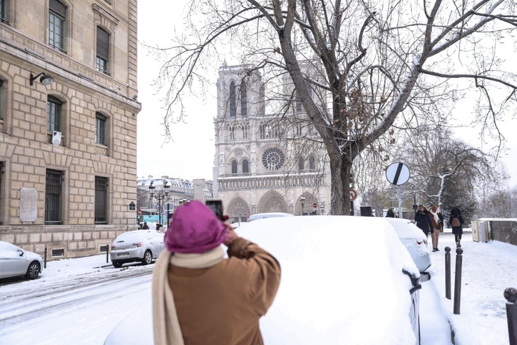 neve parigi francia