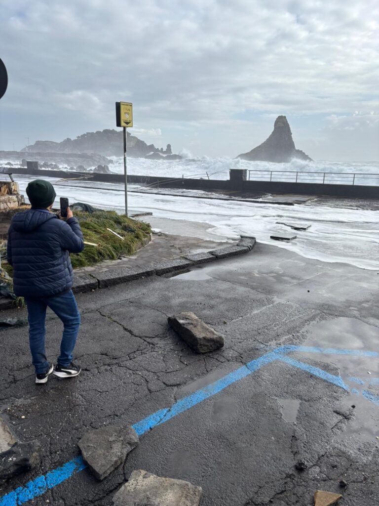 storica mareggiata acitrezza sicilia 21 gennaio 2026