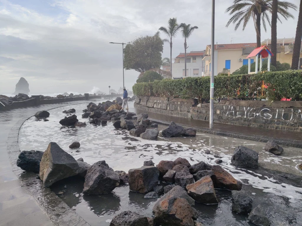 storica mareggiata acitrezza sicilia 21 gennaio 2026
