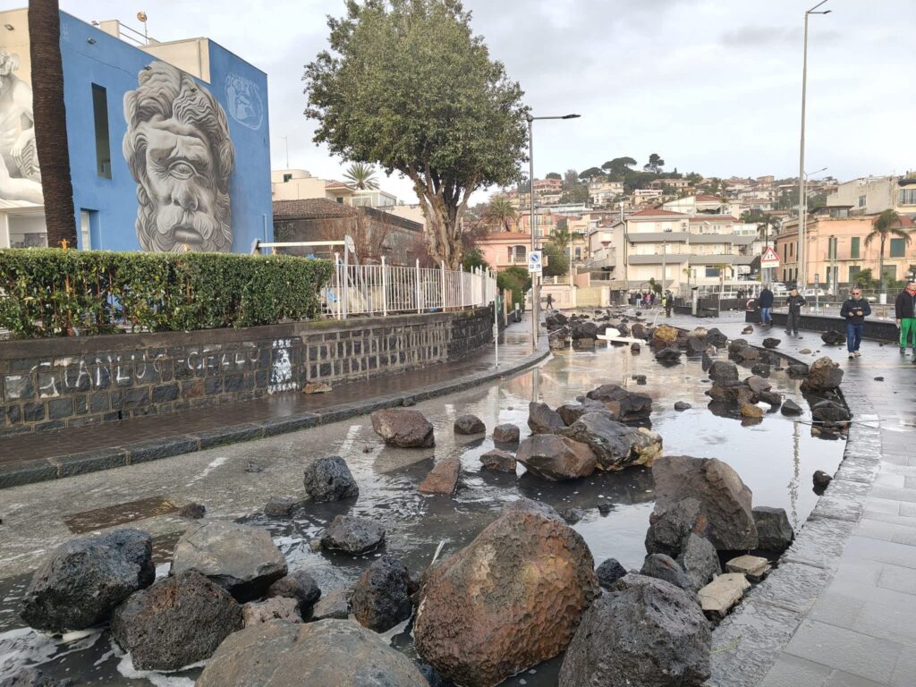 storica mareggiata acitrezza sicilia 21 gennaio 2026