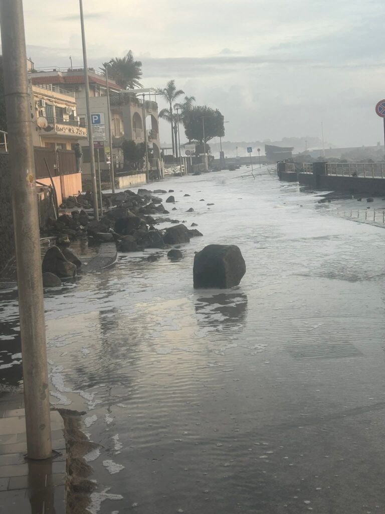 storica mareggiata acitrezza sicilia 21 gennaio 2026