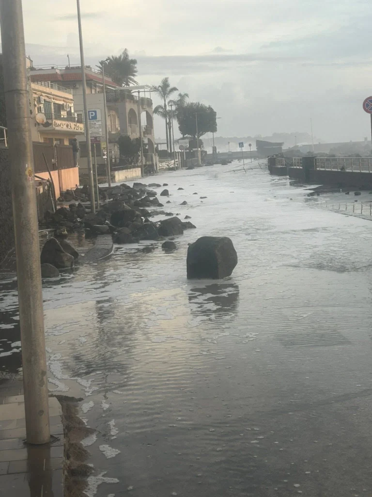 storica mareggiata acitrezza sicilia 21 gennaio 2026