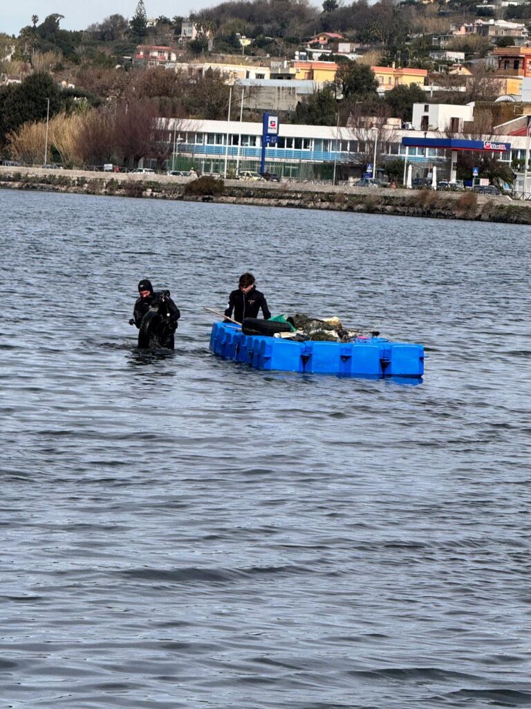 Attività recupero plastica nel lago del Fusaro