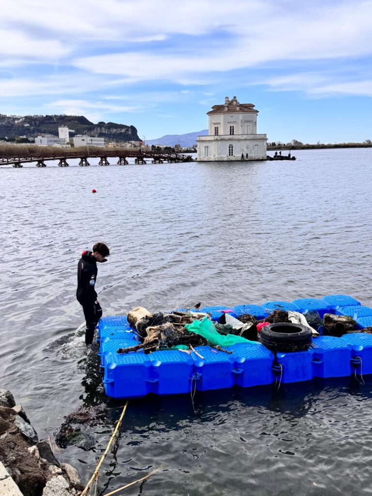 Attività recupero plastica nel lago del Fusaro