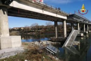 Crolla un altro pezzo della passerella ciclabile sul fiume Adda