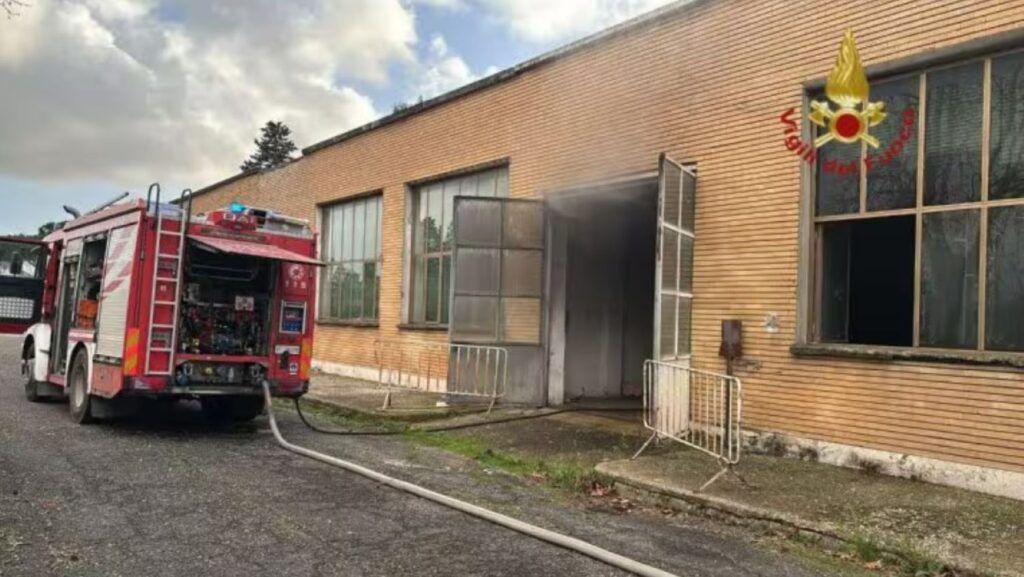 Incendio magazzino Roma