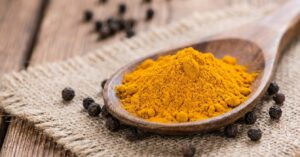 antinfiammatorio naturale curcuma pepe nero colesterolo