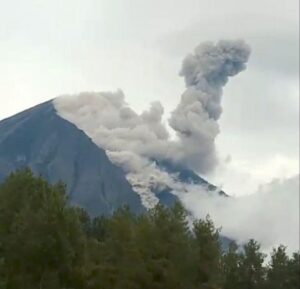 eruzione monte semeru