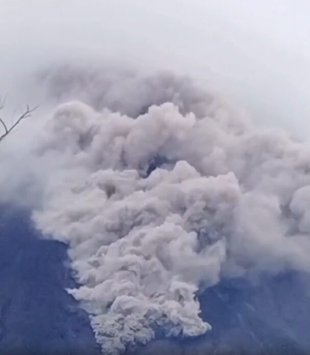 eruzione monte semeru indonesia