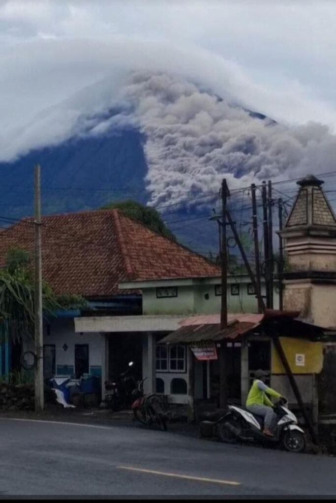 eruzione monte semeru indonesia