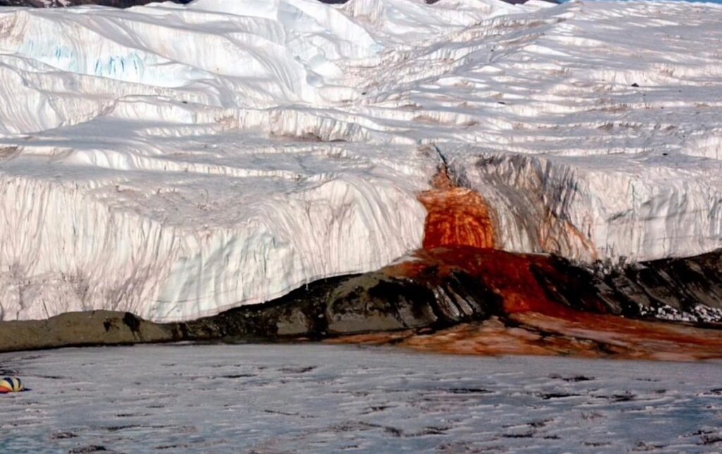 ghiacciaio taylor antartide sangue cascata blood fall