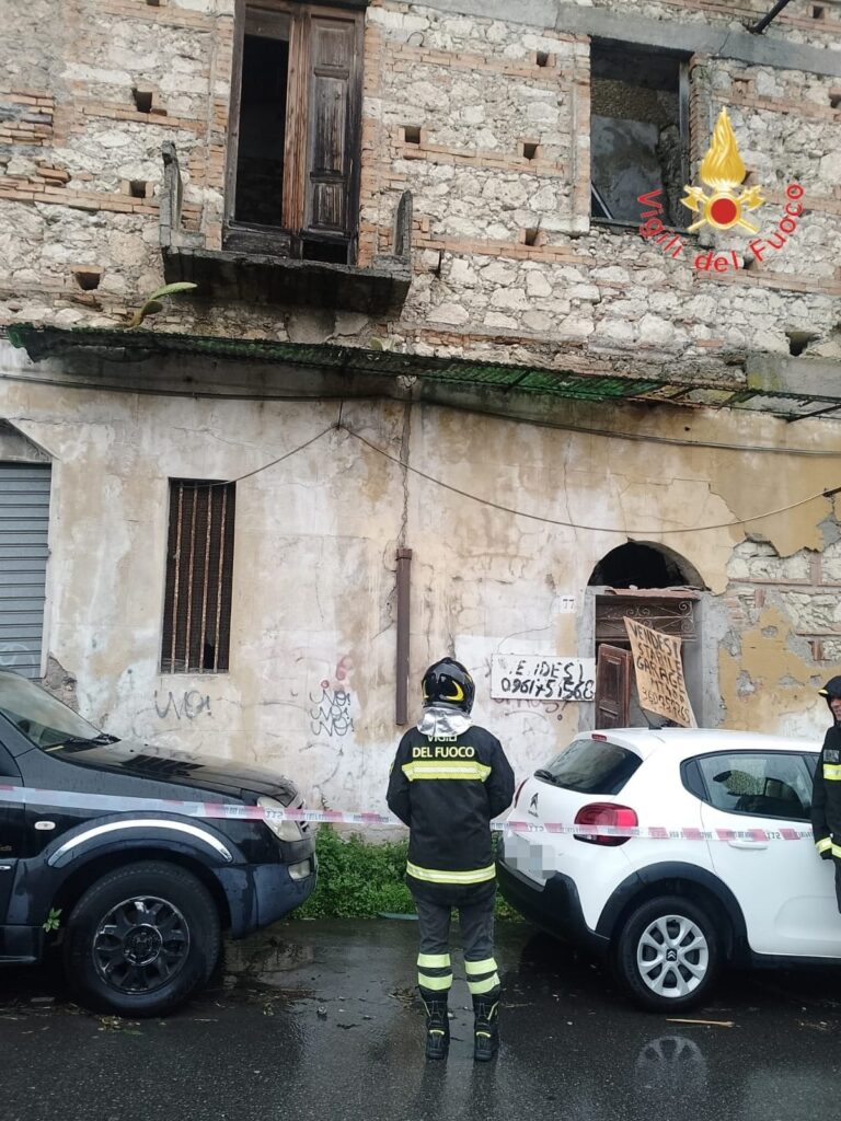 maltempo crollo catanzaro