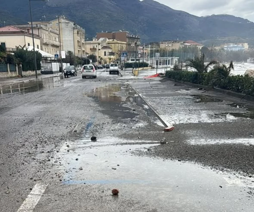 maltempo mareggiata sapri campania