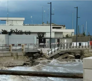 maltempo puglia crollo lungomare bari