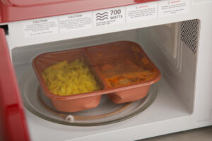 plastica forno microonde riscaldare foto greenpeace