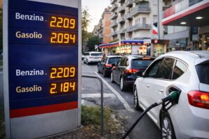 Guerra Iran prezzo carburante